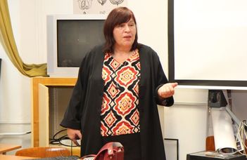 Karunkon  nagy sikerű előadást  tartott   Raffai Judit népmesekutató