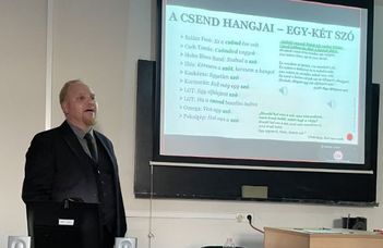 Tóth M. Zsombor előadása a Nyelvtudományi Társaság ülésén