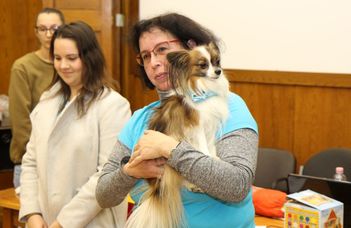 A terápiás kutyák alkalmazása óvodás és kisiskolás gyermekeknél